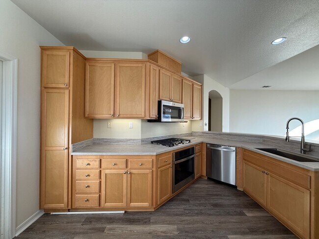 Building Photo - Beautiful Bradley Square Single Story Home With Easy Access to Shopping/101 Frwy