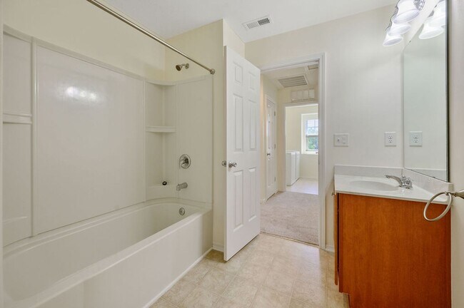 Building Photo - 3 Bedroom Open Concept with Enough Room fo...
