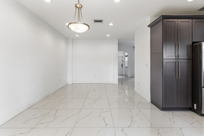 Building Photo - 5056 SW 141st Ave
