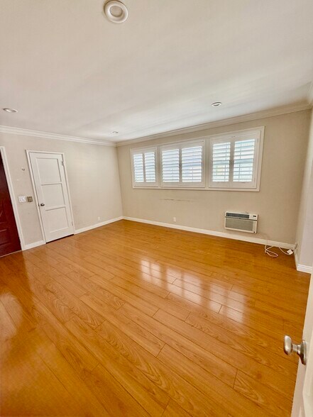 Building Photo - 12753 Oxnard St