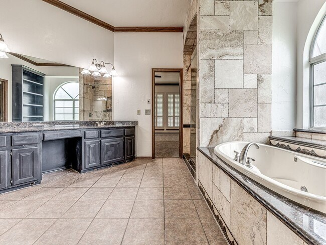 Building Photo - Spacious Home + East Edmond + 4 bedrooms