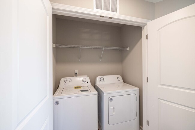 Building Photo - BEAUTIFUL 3BD/2.5BTH Townhome - MALLARD CREEK - AVAILABLE MAY/JUNE 2026