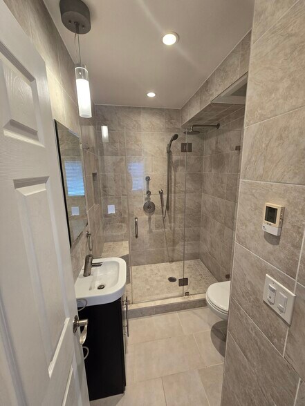 Primary En-Suite Bathroom - 1681 9th Ave