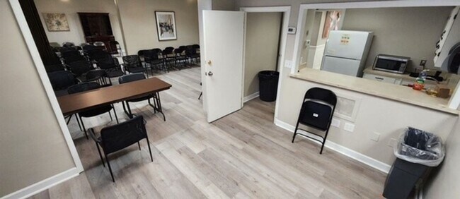 Building Photo - Newly Renovated Condo Located In Highly Desirable Area Of Forest Acres!