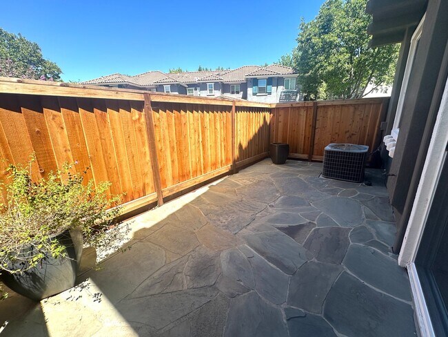Building Photo - Gorgeous 3 Bed, 2 Bath in Gated Community in Brentwood