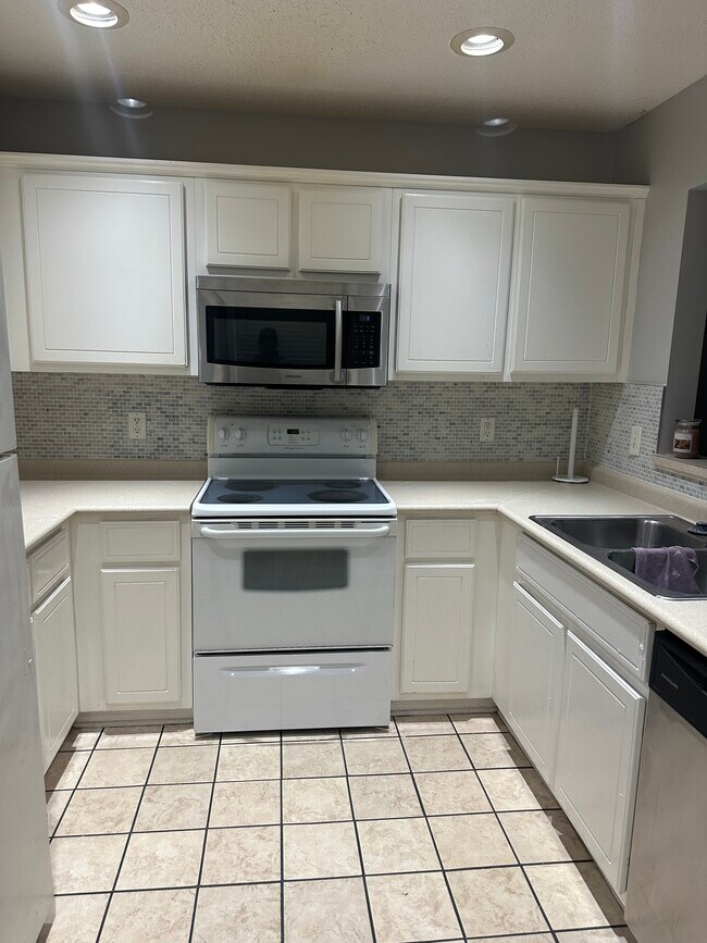 Building Photo - 104 Camellia Ct