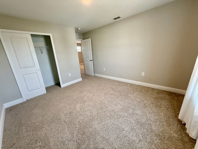 Building Photo - 5282 Neil Dr