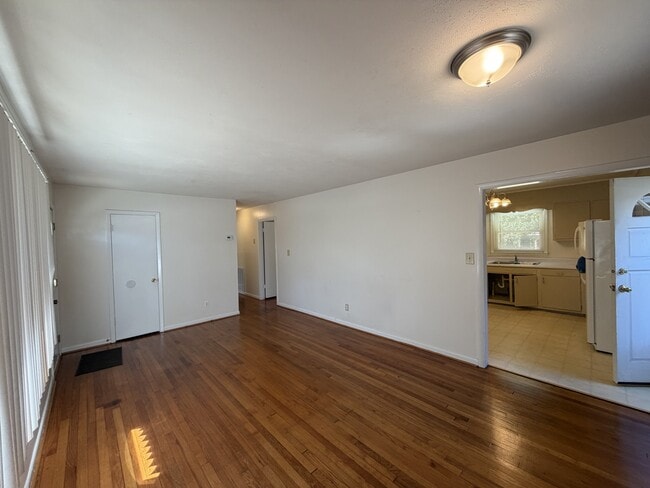 Building Photo - 1008 W Arlington Blvd