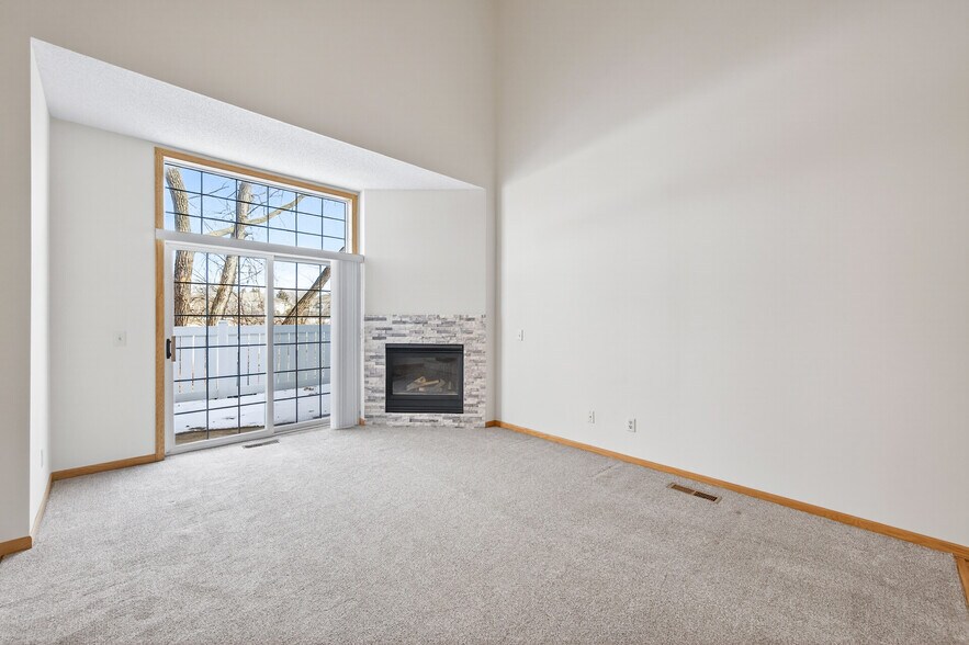 Building Photo - 475 Hickory Ln N