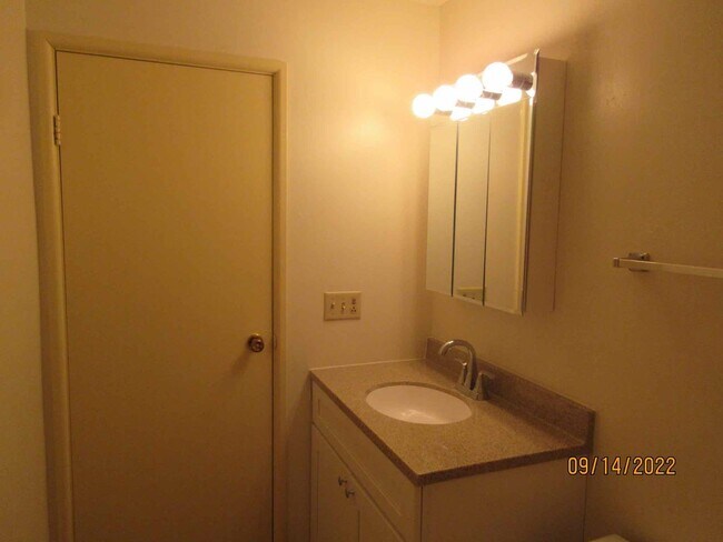 Building Photo - Available October 2025 Remodeled 2 Bedroom...