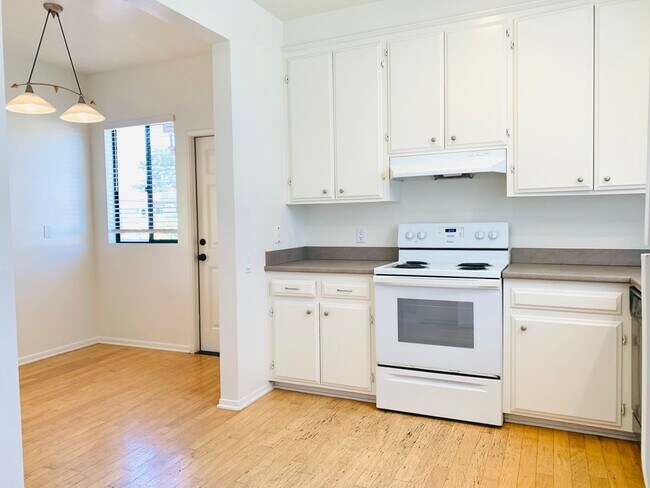 Building Photo - LIVE IN LA JOLLA! LOVELY TOWNHOME WITH BEA...