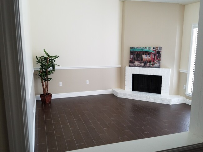 Building Photo - Amazing Remodeled Lake View Condo x Rent @...