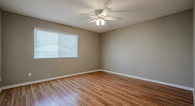 Building Photo - 604 W Kiva Ave