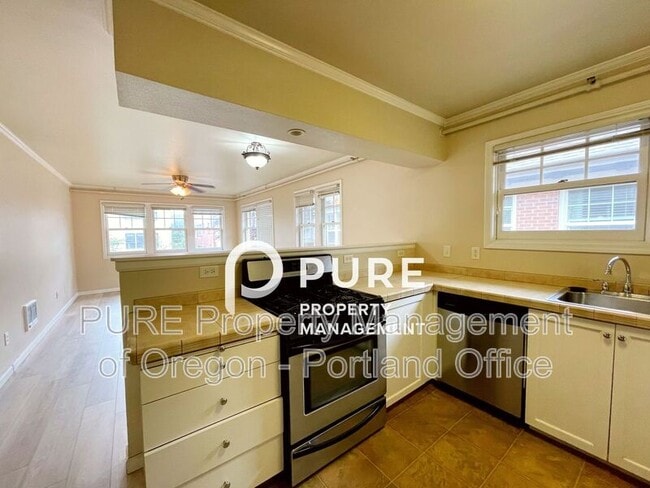 Building Photo - 701 NE 28th Ave