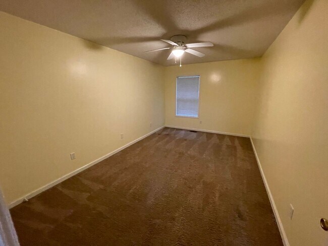 Building Photo - Foxchase Subdivision - End Unit!