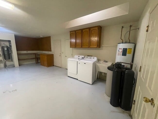 Building Photo - Wonderful Home 3 bed 2 bath with a Great Yard & Views Contact Property Pros Property Management