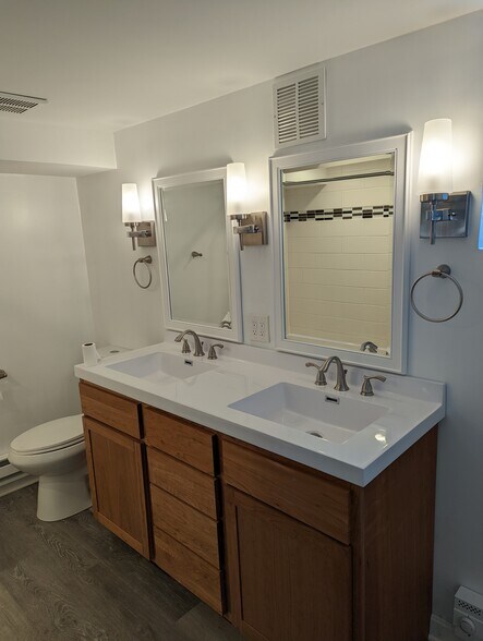 Building Photo - 10918 Ashbury Ave