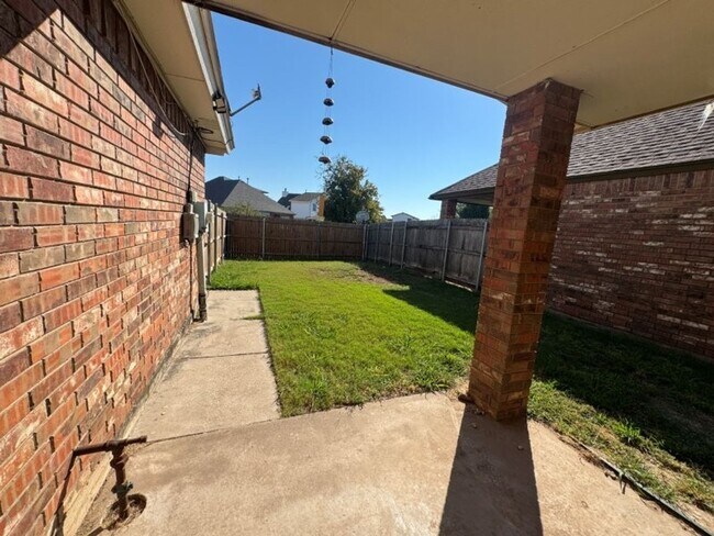 Building Photo - 4 bed 2story, 2 full baths, fenced yard, i...