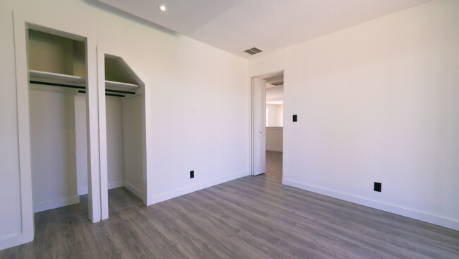 Building Photo - 321 Cornell Dr
