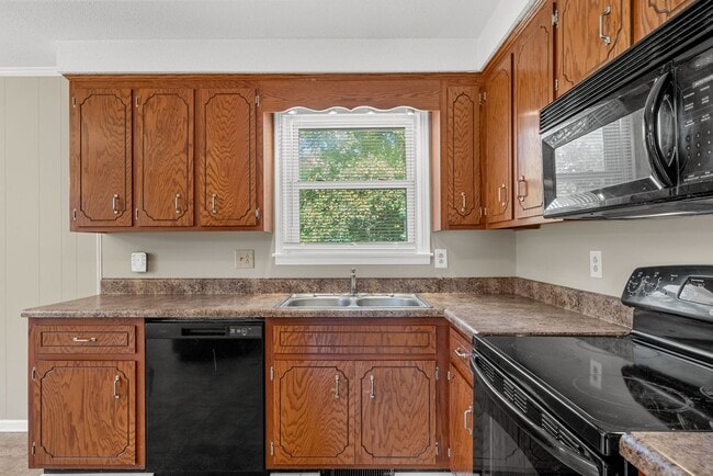 Building Photo - 3 Bedroom 2 Bath Dog Friendly Home For Rent Near Providence Blvd.