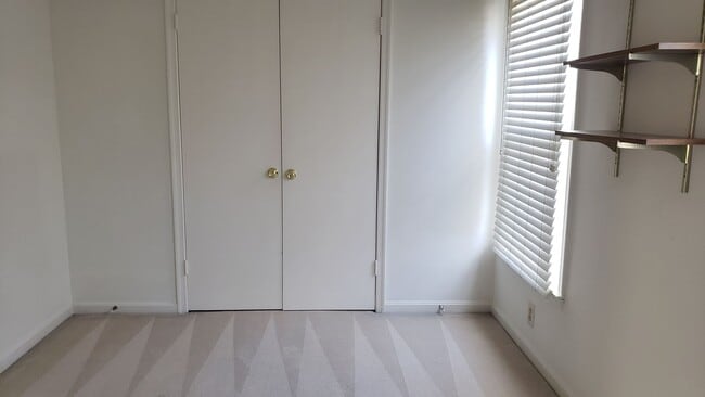 Building Photo - Convenient Location and Great Price!