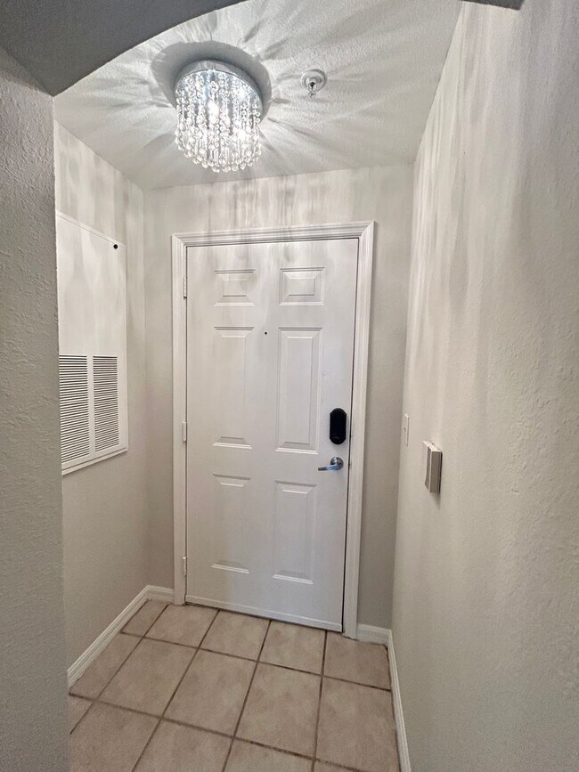 Building Photo - 1 Bed/1 Bath Condo in Gorgeous Resort Styl...