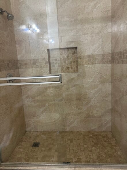 shower - 1522 N Sycamore St