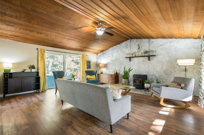 Building Photo - SW Bend Reverse-Living Home on .36 Acres | 5 Bedrooms | 3 Bathrooms