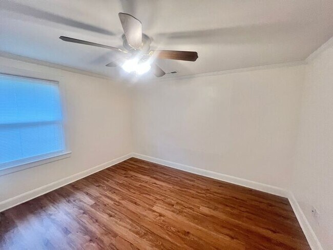 Building Photo - Cozy 2BR Cottage/No Carpet, large laundry ...