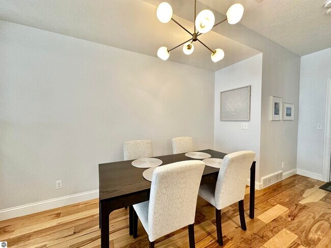 Building Photo - 982 Lake Ridge Dr