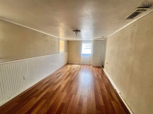 Building Photo - 2006 Bell St