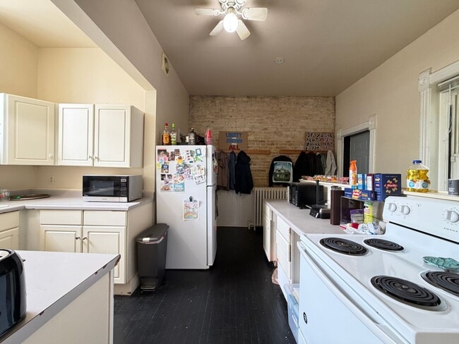 Building Photo - Large 3 Bedroom Open August