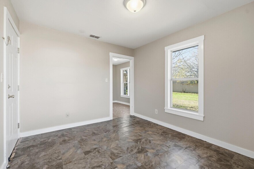 Building Photo - 134 Meander St