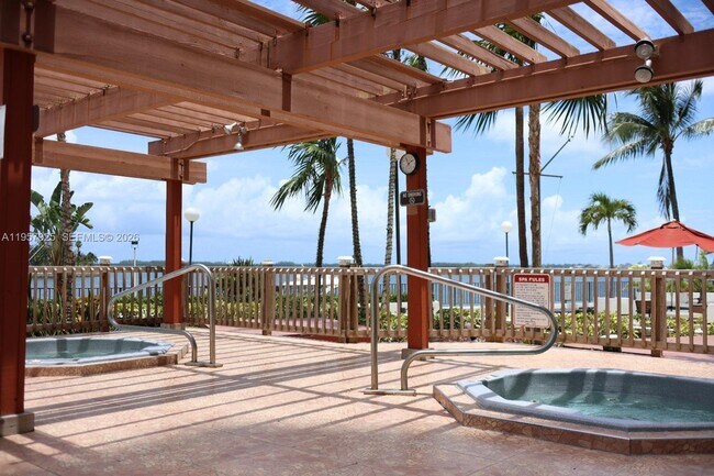 Building Photo - 999 Brickell Bay Dr