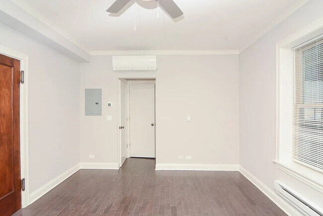 Building Photo - 640 W Wrightwood Ave