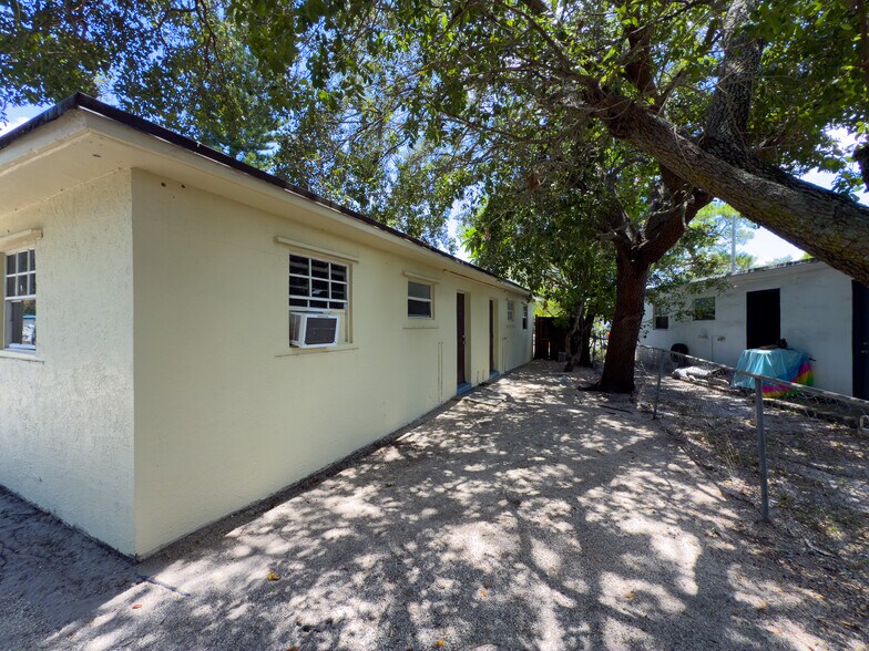 Building Photo - 1717 NW 8th Pl