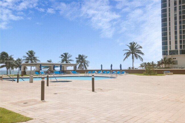 Building Photo - 17555 Collins Ave