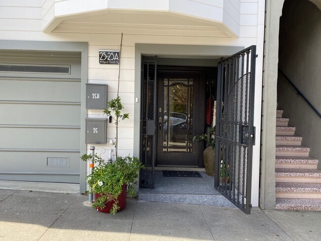Building Photo - Epic REA- Serene 2 BR/1 BA Flat w/Private Deck & Yard in Lone Mountain