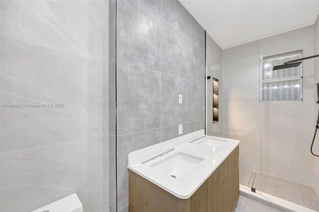 Building Photo - 964 NE 41st Pl