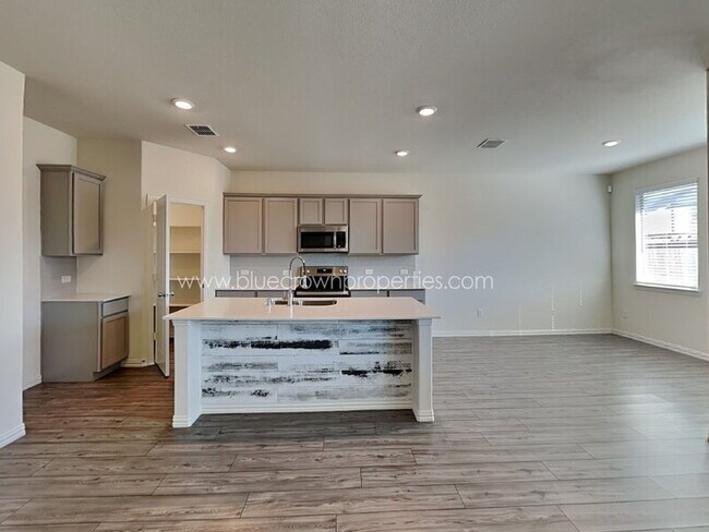 Building Photo - 4925 Woodloch Dr