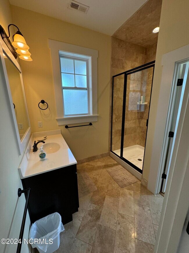 Building Photo - 819 Meadowsweet Ln