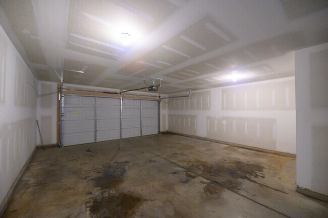 Building Photo - Like new construction 2 story home 4 bedro...