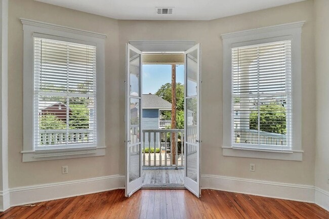 Building Photo - 2 BED | 2 BATH | PRIVATE FRONT AND BACK PORCH | MIDTOWN