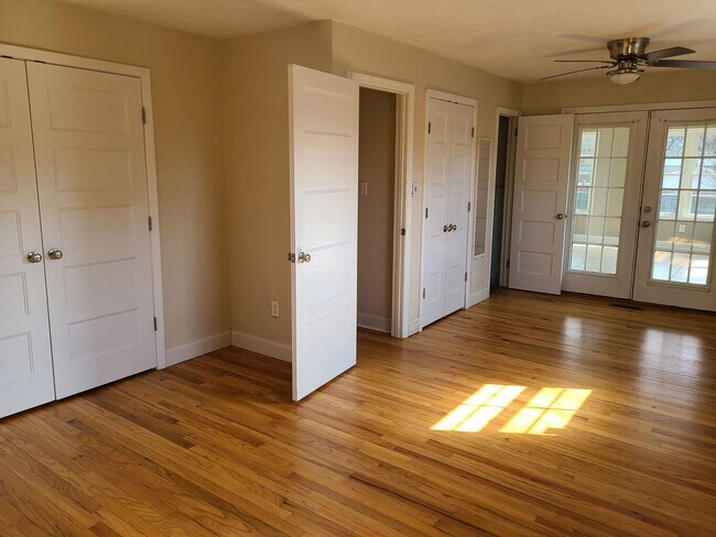 Building Photo - Charming 2BR + versatile bonus room perfect for a 3rd Bedroom or Office!