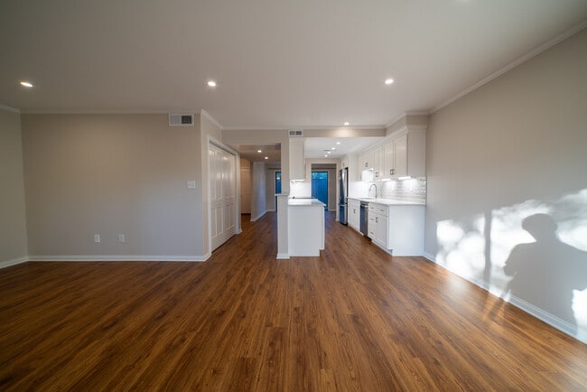 Building Photo - 750 Shaker Dr