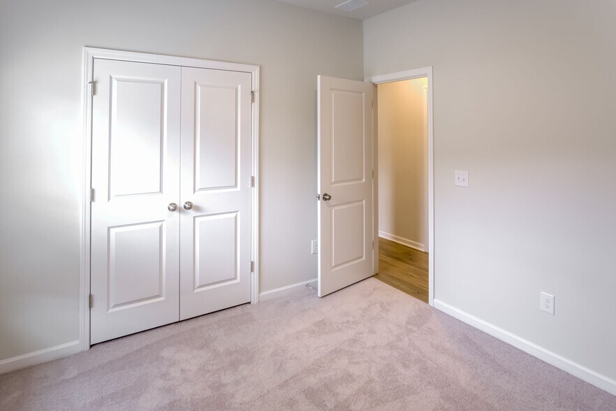 Building Photo - 709 Watercliff Dr