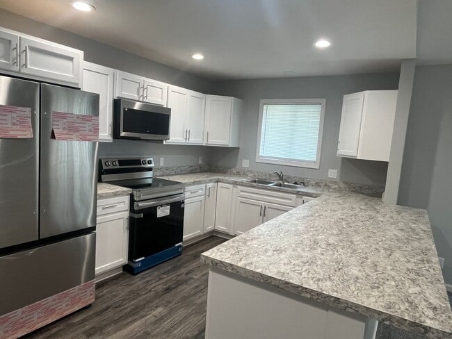 Building Photo - Four Bedroom For Rent!