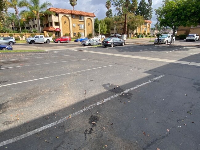 Building Photo - 2 bed 2 bath downstairs unit