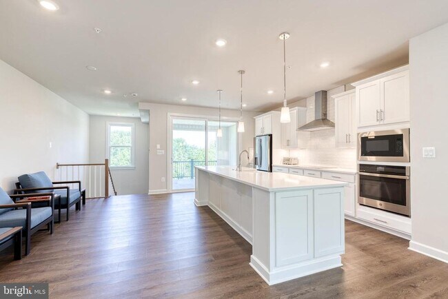 Building Photo - 200 Hickory Holw Ct