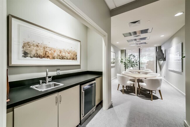 Building Photo - 14 Greenway Plz